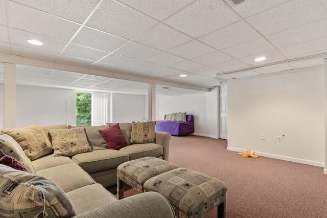 2 Nelson Cir, Bedford, MA 01730