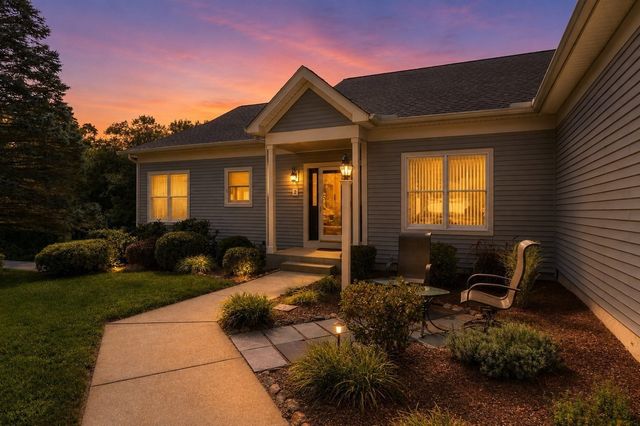 2 Nelson Cir, Bedford, MA 01730