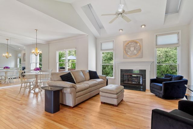 2 Nelson Cir, Bedford, MA 01730