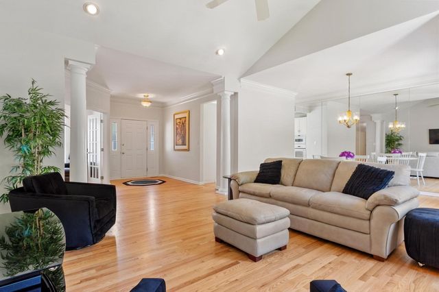2 Nelson Cir, Bedford, MA 01730