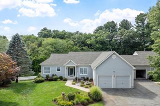 2 Nelson Cir, Bedford, MA 01730