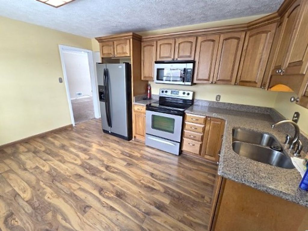 Image 3 of property listing at 2908 Jamison Boulevard, Mt Vernon, IL 62864