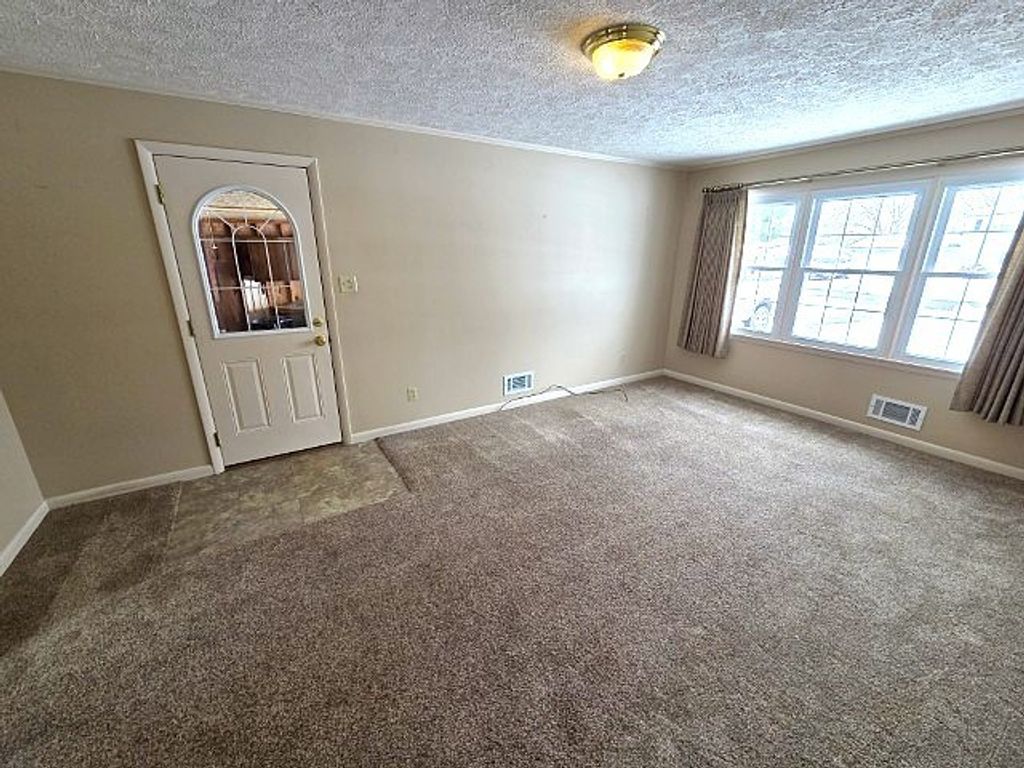 Image 4 of property listing at 2908 Jamison Boulevard, Mt Vernon, IL 62864