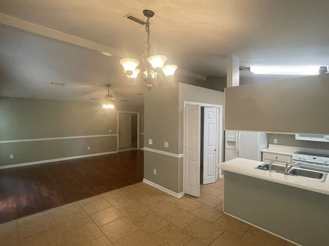 117 Woodleigh Rd., Dothan, AL 36305