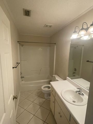 117 Woodleigh Rd., Dothan, AL 36305