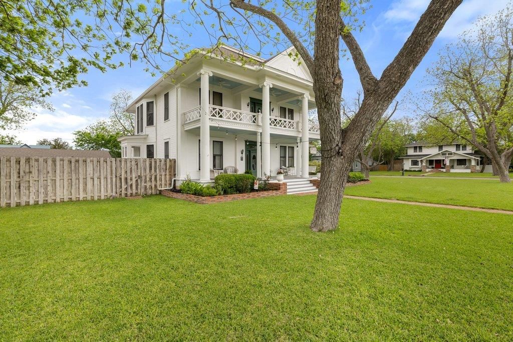 819 Hackberry ST, Taylor, TX 76574