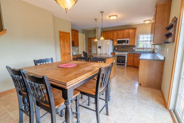 934 Cascade CIRCLE, Hartford, WI 53027