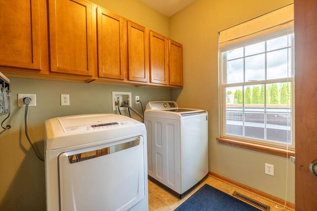 934 Cascade CIRCLE, Hartford, WI 53027