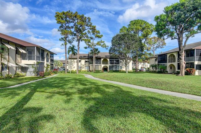 3490 La Jardin Ct B-2, Green Acres, FL 33463