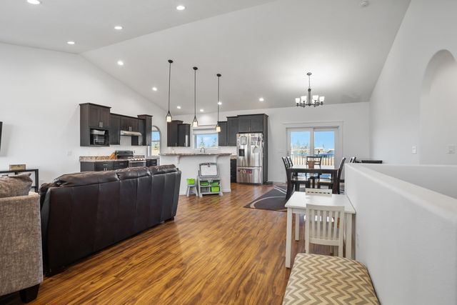 1605 30TH AVE NE, Minot, ND 58703