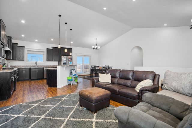 1605 30TH AVE NE, Minot, ND 58703