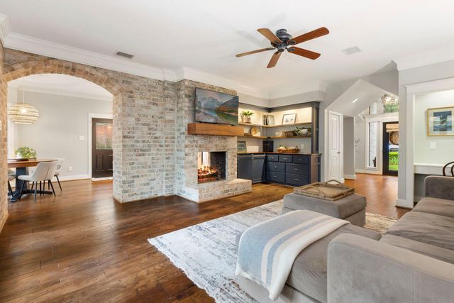 6 Robin Springs Place, The Woodlands, TX 77381