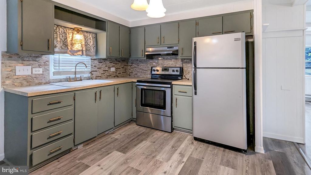 9 GREENWICH DR, High Bridge, NJ 08829