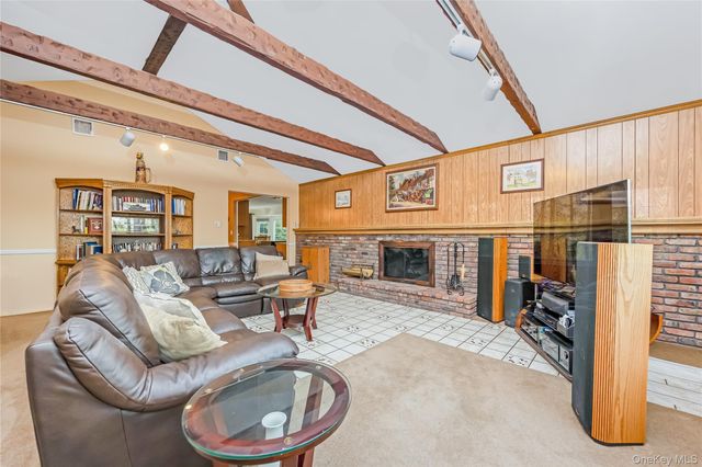 6 Green Knoll Court, Northport, NY 11768