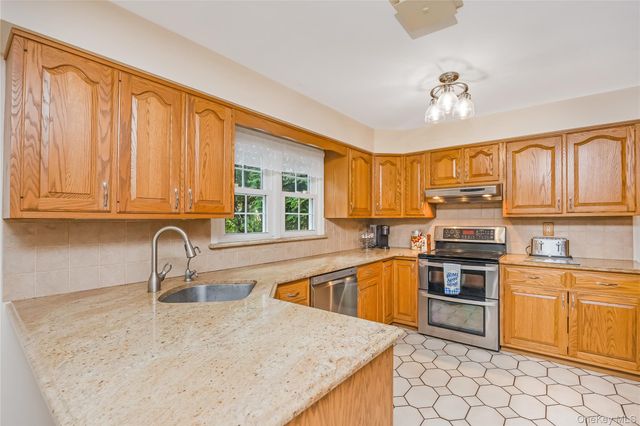 6 Green Knoll Court, Northport, NY 11768