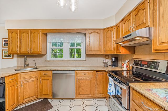 6 Green Knoll Court, Northport, NY 11768