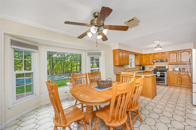 6 Green Knoll Court, Northport, NY 11768