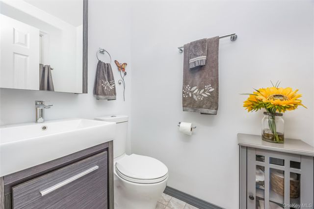 6 Green Knoll Court, Northport, NY 11768