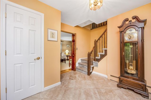 6 Green Knoll Court, Northport, NY 11768