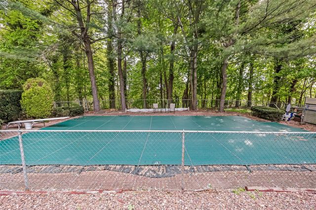 6 Green Knoll Court, Northport, NY 11768
