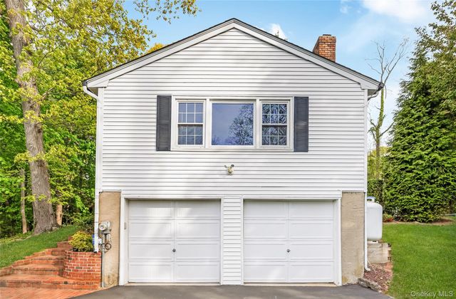 6 Green Knoll Court, Northport, NY 11768