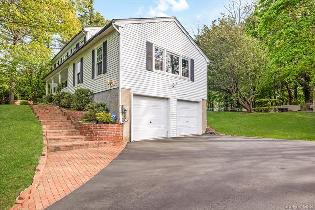 6 Green Knoll Court, Northport, NY 11768