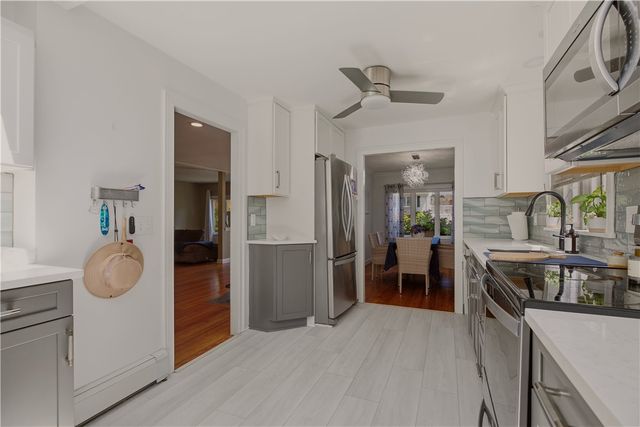54 Canton Avenue, Portsmouth, RI 02871