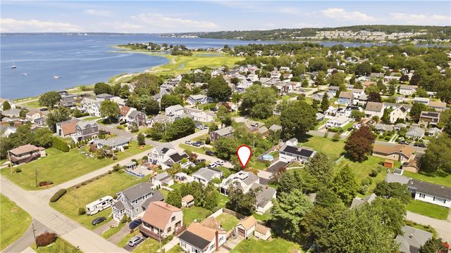 54 Canton Avenue, Portsmouth, RI 02871