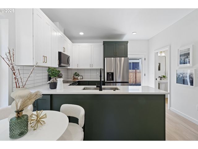 6916 N SWIFT St, Portland, OR 97203