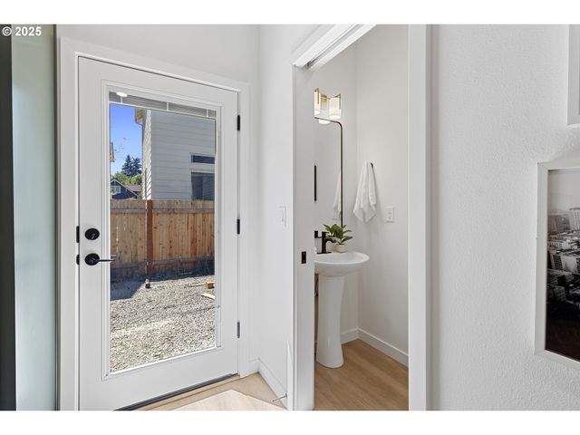 6916 N SWIFT St, Portland, OR 97203