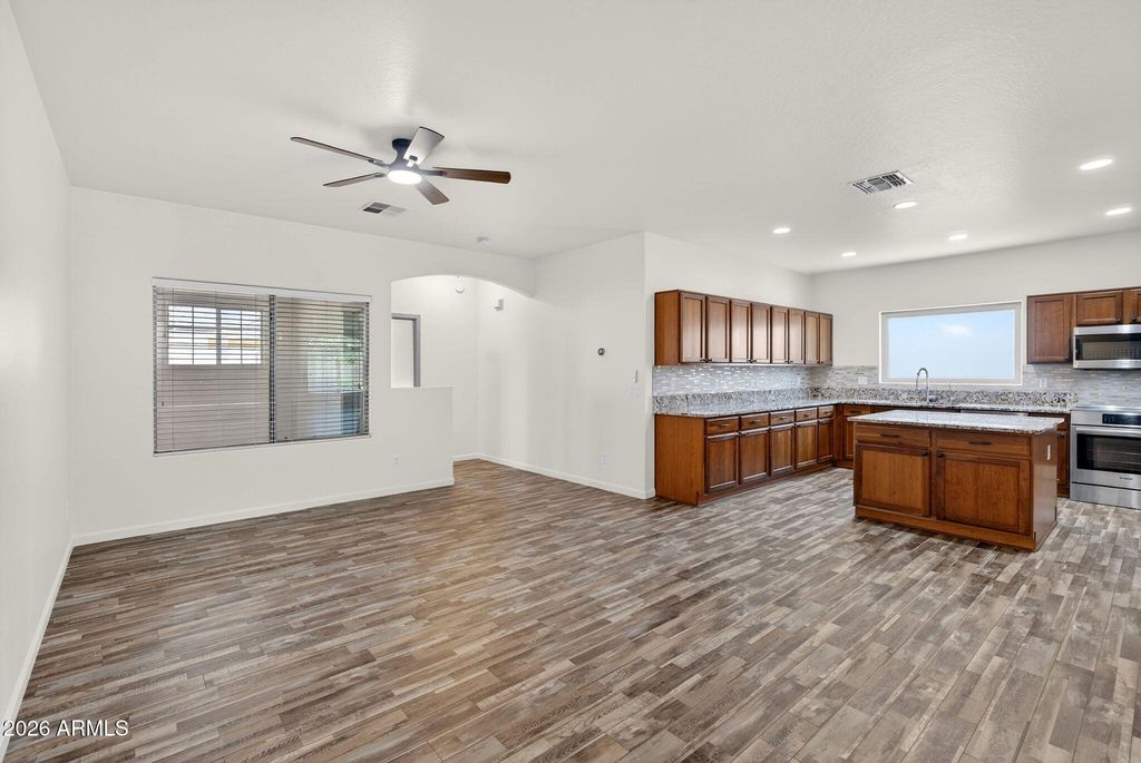 Image 12 of property listing at 266 W SEVEN SEAS Drive, Casa Grande, AZ 85122