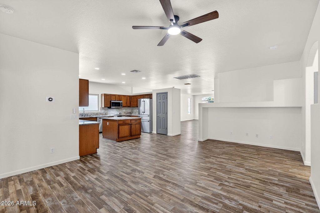 Image 13 of property listing at 266 W SEVEN SEAS Drive, Casa Grande, AZ 85122