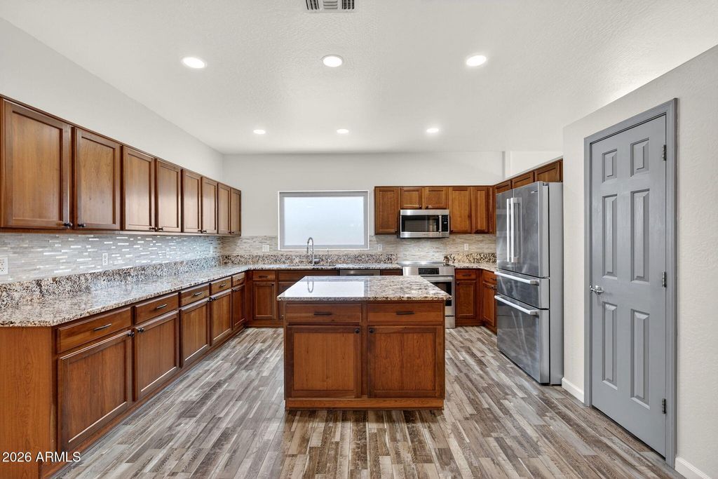 Image 14 of property listing at 266 W SEVEN SEAS Drive, Casa Grande, AZ 85122