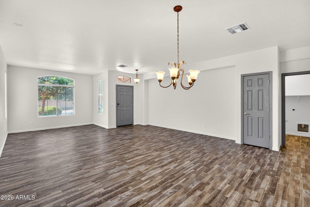 Image 5 of property listing at 266 W SEVEN SEAS Drive, Casa Grande, AZ 85122
