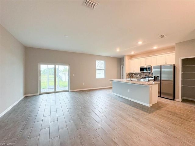 512 NW 25th AVE, Cape Coral, FL 33993