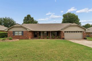 2013 Bella Vista Drive, Edmond, OK 73013
