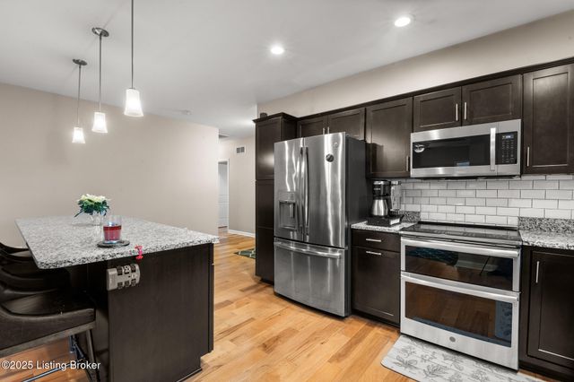 505 Eagle Pointe Dr, Louisville, KY 40214