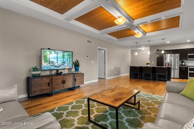 505 Eagle Pointe Dr, Louisville, KY 40214