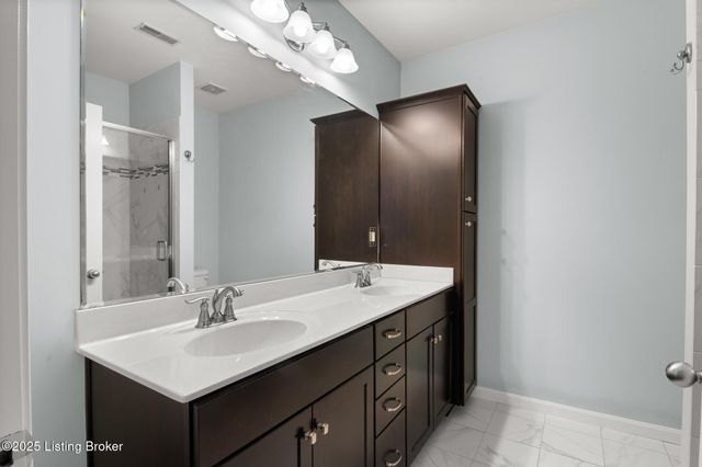 505 Eagle Pointe Dr, Louisville, KY 40214