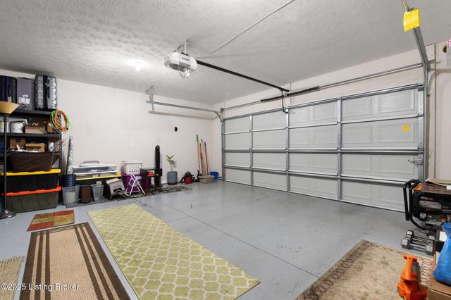 505 Eagle Pointe Dr, Louisville, KY 40214