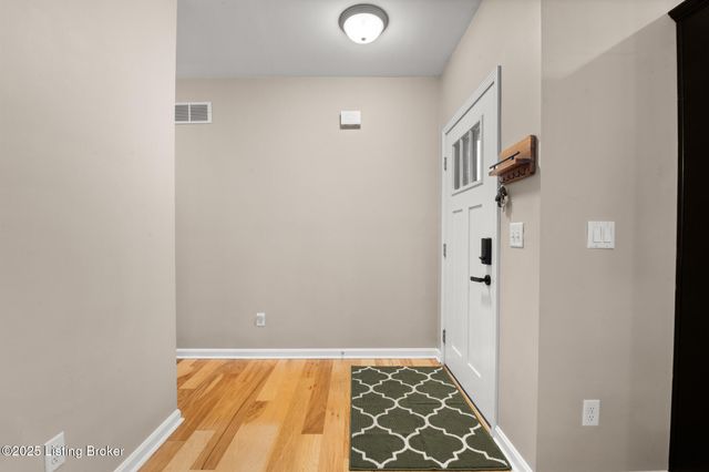 505 Eagle Pointe Dr, Louisville, KY 40214