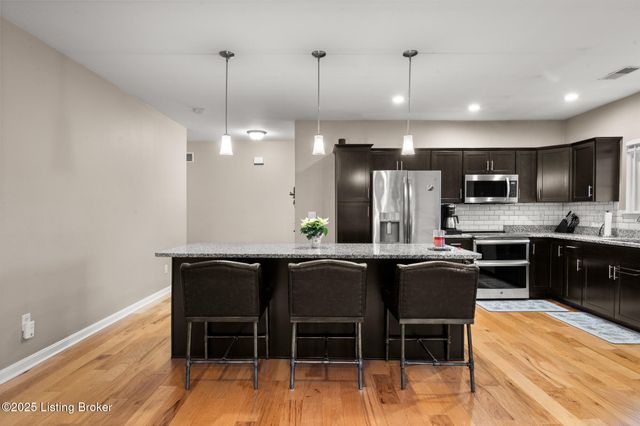 505 Eagle Pointe Dr, Louisville, KY 40214