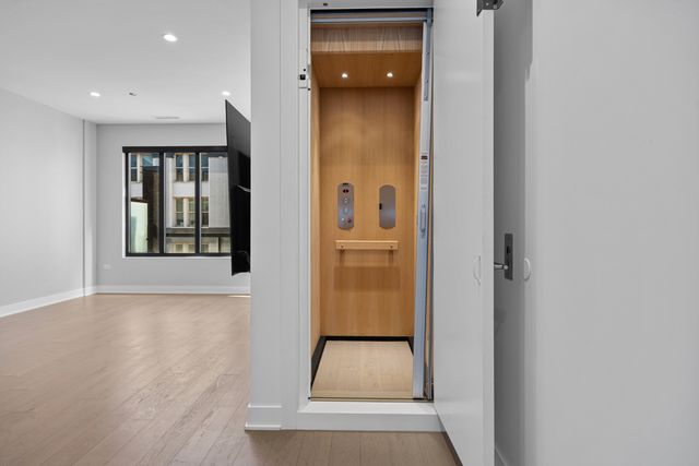 305 S Racine Avenue PHD, Chicago, IL 60607