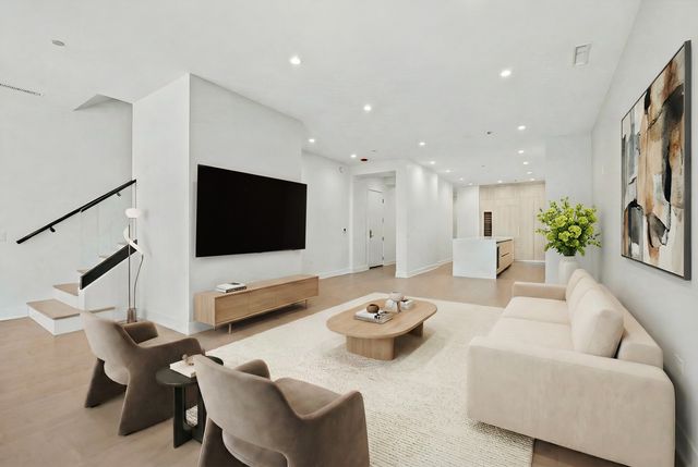 305 S Racine Avenue PHD, Chicago, IL 60607