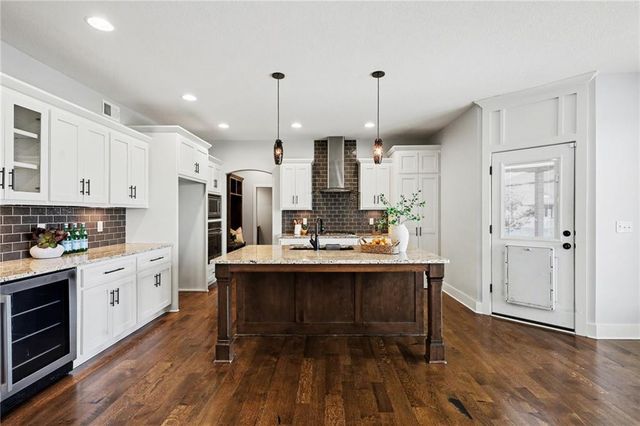 12706 S Laci Circle, Lee's Summit, MO 64086