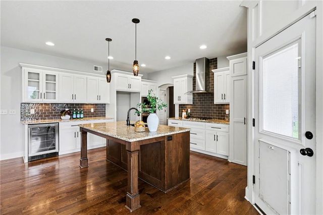 12706 S Laci Circle, Lee's Summit, MO 64086