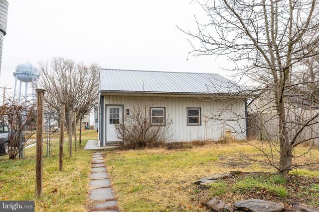 12 N PETERS ST, New Oxford, PA 17350