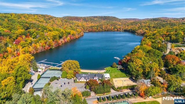 29 Valhalla Road, Montville Township, NJ 07045
