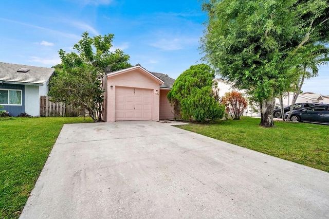 5864 Strawberry Lakes Circle, Lake Worth, FL 33463