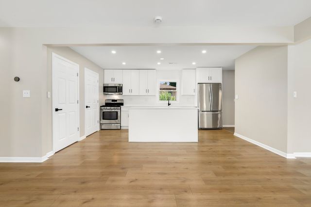 19W719 Holtz Avenue, Addison, IL 60101